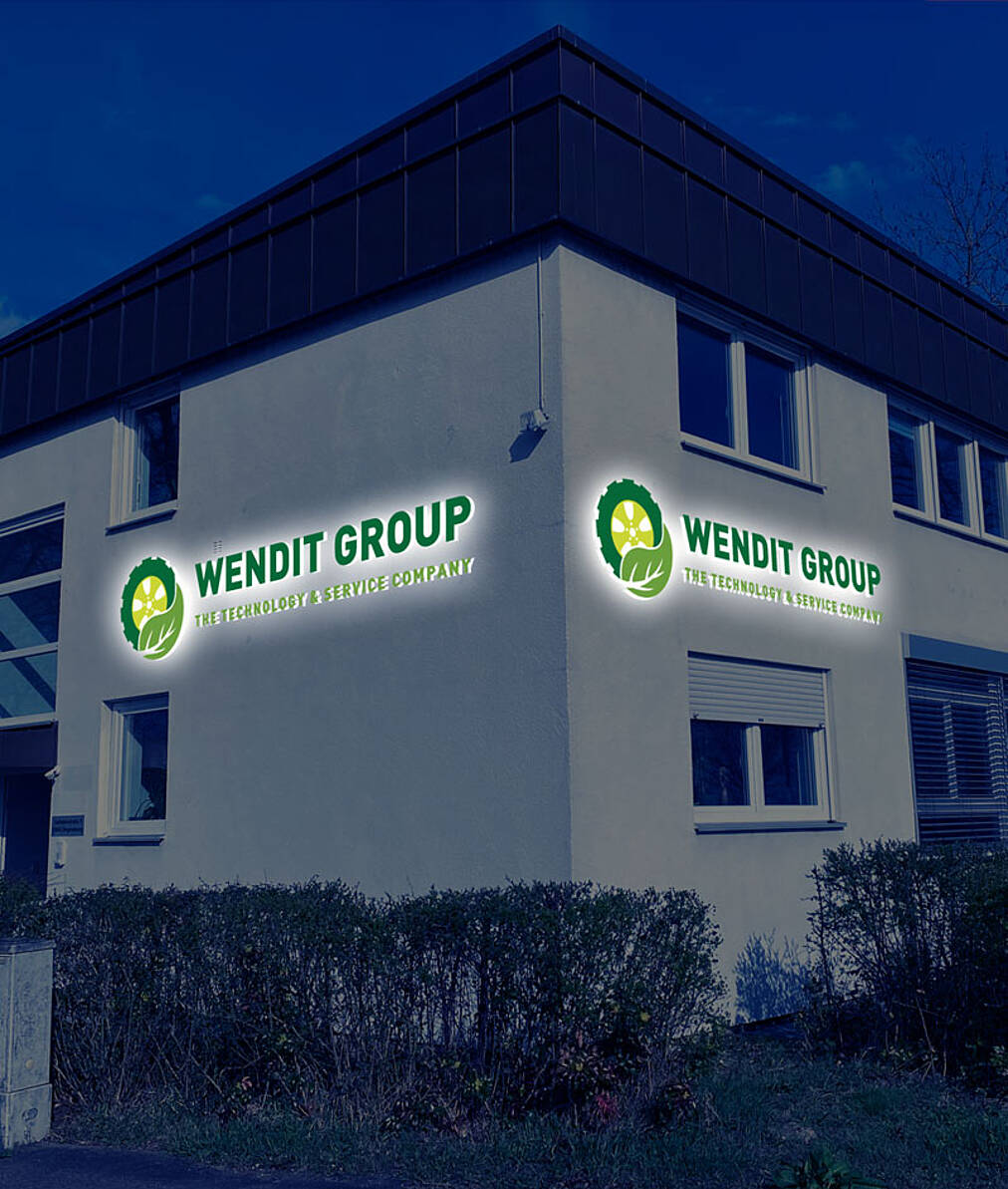 Gebäudebeschriftungen Gebäude mit beleuchtetem Firmenlogo